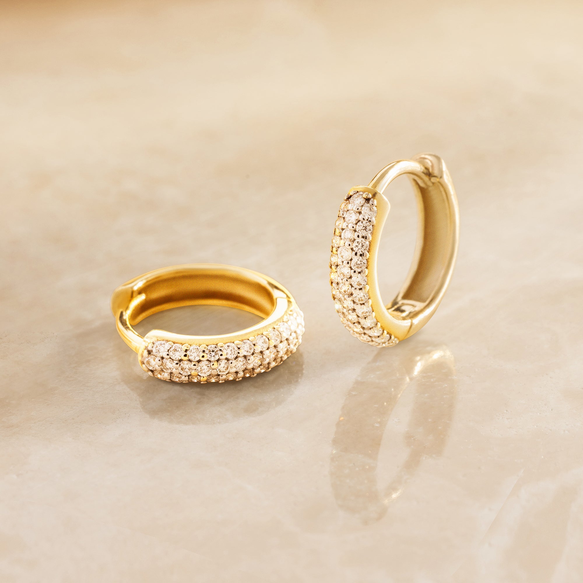 Pavé Diamant Gebogen Huggie Oorringen (12 mm)